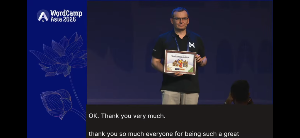 Łukasz Wilczak na scenie WordCamp Asia 2026